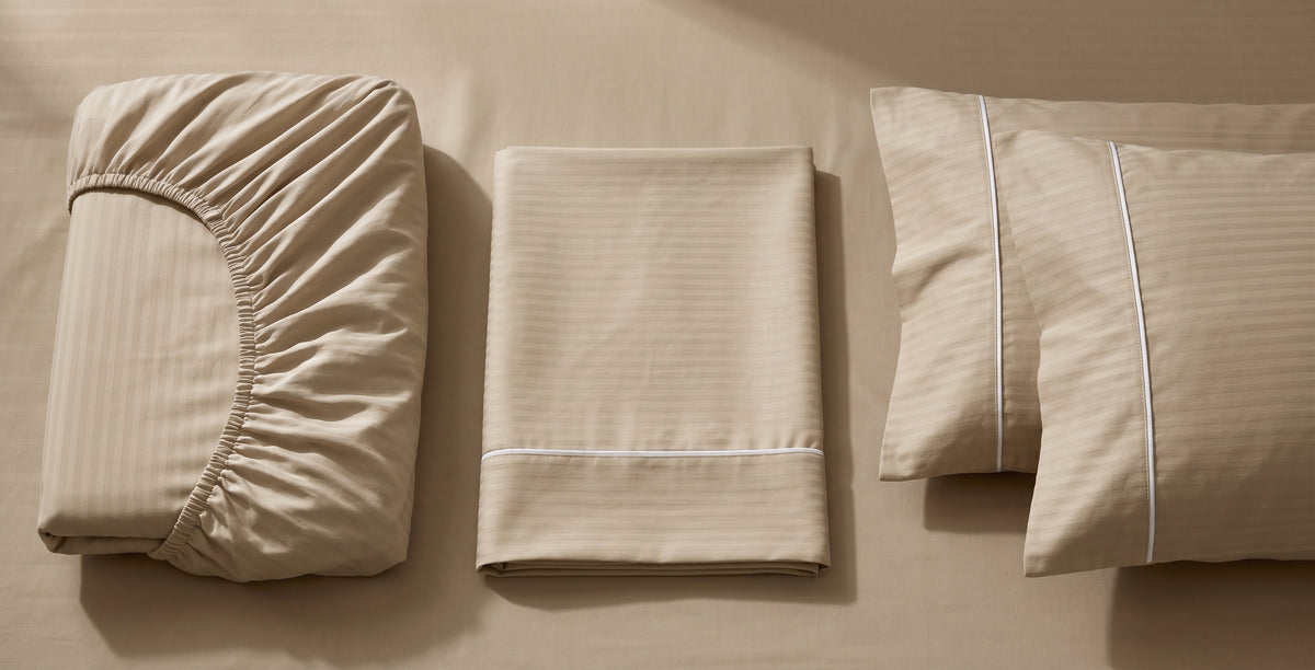 Las tres piezas del juego: sábana ajustable con fuelle de 40 cm, sobresábana con sesgo y fundas de almohada